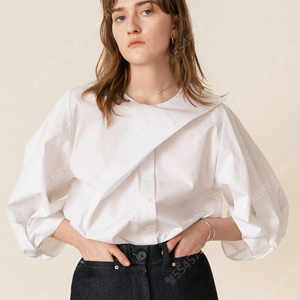 킨더살몬 Twist Volume Sleeve Blouse White 트위스트 볼륨 블라우스