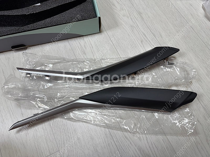 BMW G20 3시리즈 순정 니패드 팝니다.--0