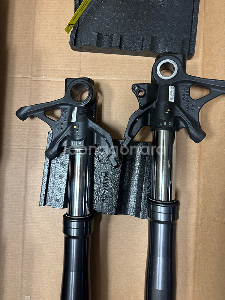 두카티 파니갈레 V2 순정 프론트 포크--0