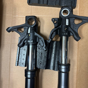 두카티 파니갈레 V2 순정 프론트 포크