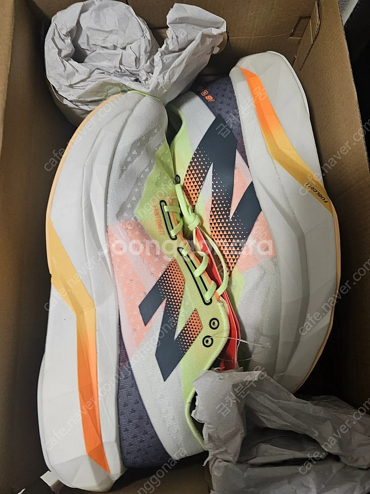 뉴발란스 FuelCell 퓨어셀 RC Elite v4 새상품 런닝화 라임색 팝니다. 사이즈 235 255 260--0