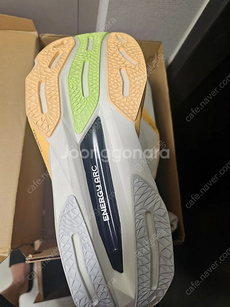 뉴발란스 FuelCell 퓨어셀 RC Elite v4 새상품 런닝화 라임색 팝니다. 사이즈 235 255 260--1