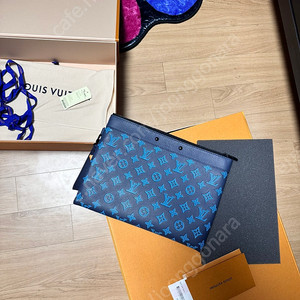 루이비통 포쉐트 투고 블루 쉐도우클러치 신형