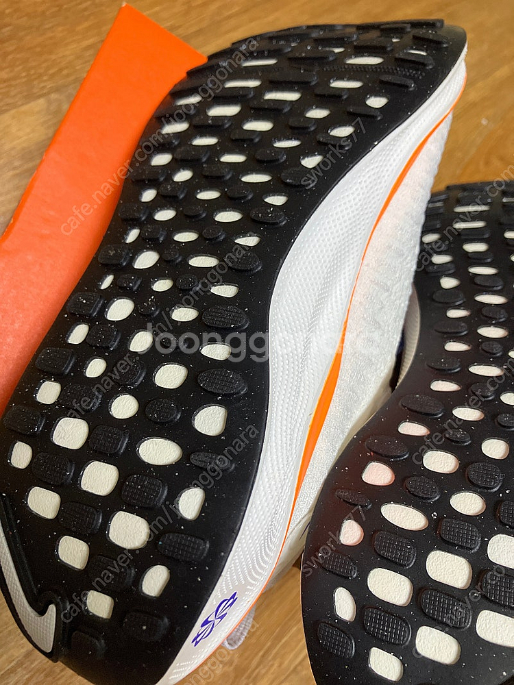 나코 정품 인피니티런 런닝화 새제품 240--2