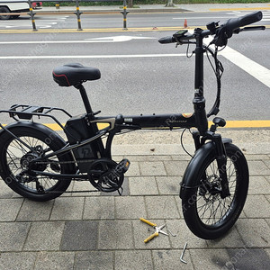 상태 S+ 1590km 미만 주행 최대 210km 주행가능 장거리 25년식 팬텀 내오플러스 20인치 접이식 전기자전거 빠르게 판매합니다