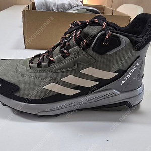 adidas 미드탑 하이킹 등산 신발 팝니다.