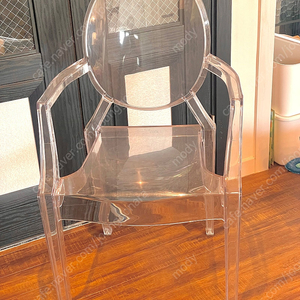 고스트체어 아크릴 투명 의자 팝니다