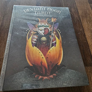 기묘한달 타로 영문서적 미개봉 새상품 판매합니다