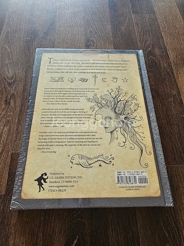 기묘한달 타로 영문서적 미개봉 새상품 판매합니다--1