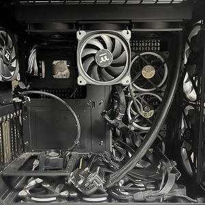 Thermaltake view 51+1000w파워+3열수냉+라이저케이블 풀세트 케이스팝니다.
