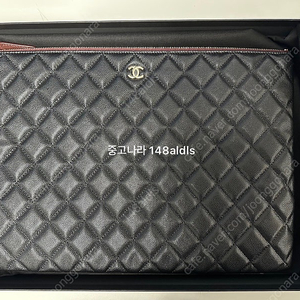 샤넬 클래식 클러치 라지 금장 블랙 캐비어 새상품