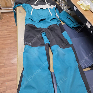 엘나스 점프슈트(M사이즈) 3만원에 판매합니다