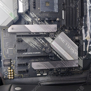 Asus ROG STRIX B550 GAMING 보드입니다
