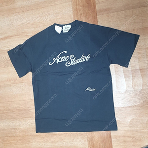 아크네 스튜디오 네이비 반팔 미듐 팝니다