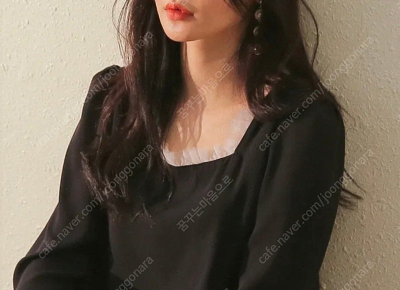 커먼유니크 진주버튼 프릴 블라우스 이미지