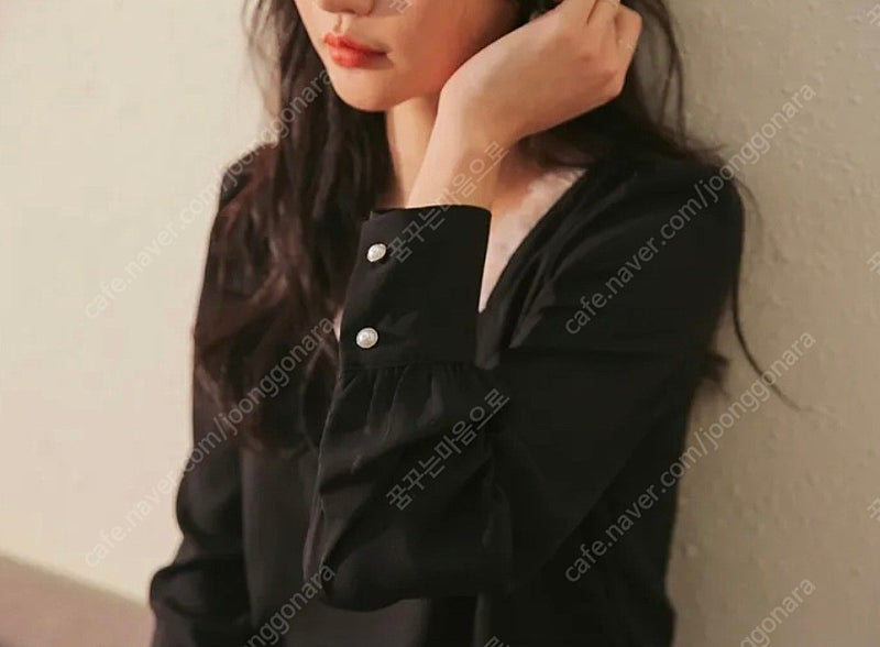 커먼유니크 진주버튼 프릴 블라우스 이미지