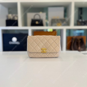샤넬 램스킨 금장 미니 베이지 플랩백 25SS AS5352