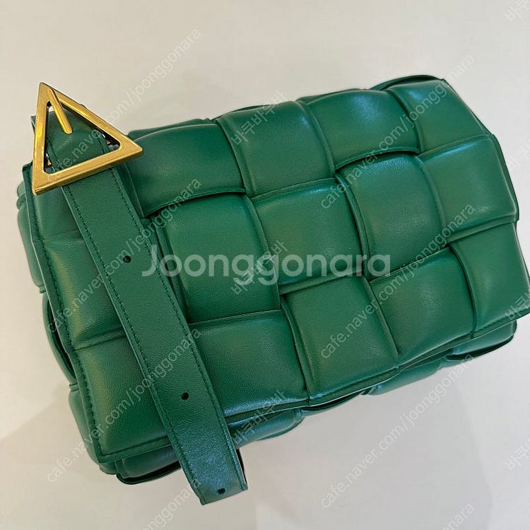 보테가베네타 카세트백 패디드 딥그린 패딩 크로스백--1
