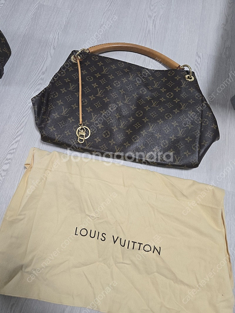 루이비통 앗치 MM 사이즈 정품--1