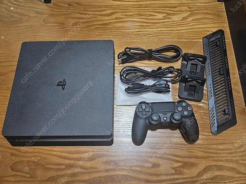 PS4 슬림 500기가 CUH-2218A 타이틀3개 포함 17만원에 판매 합니다. 이미지