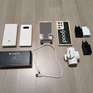무선충전기,보조배터리 2개,스마트폰 접이식 거치대,USB,c탑입 충전기,3구 콘센트 일괄.....