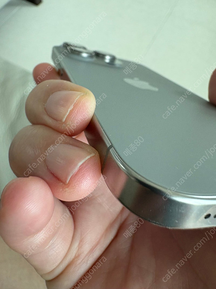 (거의 새것)아이폰 16프로 128GB 네츄럴 티타늄--2