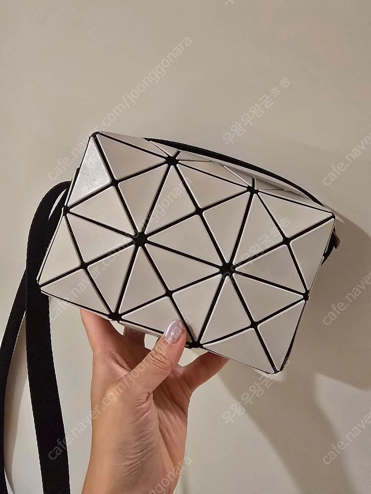 이세이미야케 바오바오 큐보이드크로스백 그레이베이지 이미지
