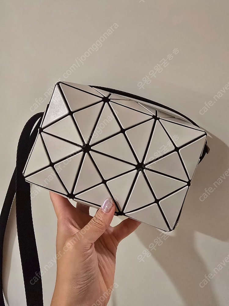 이세이미야케 바오바오 큐보이드크로스백 그레이베이지 이미지