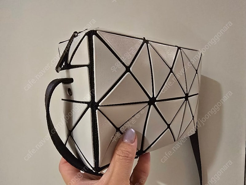 이세이미야케 바오바오 큐보이드크로스백 그레이베이지 이미지