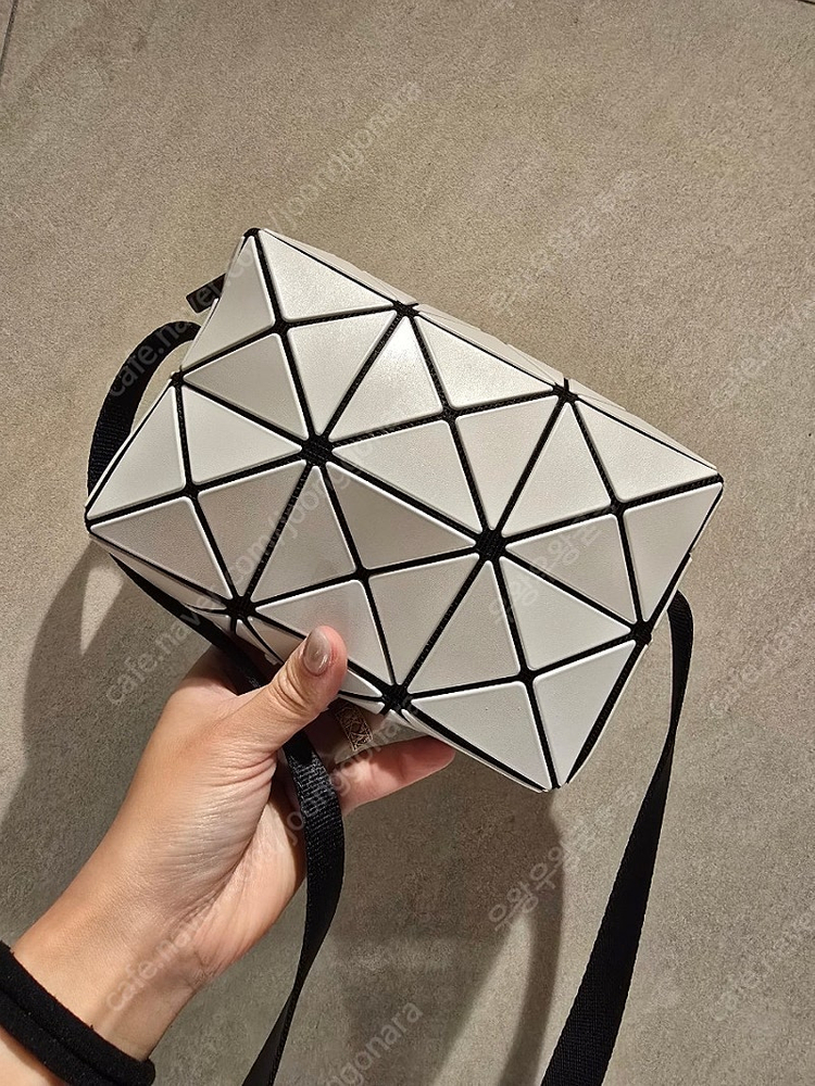 이세이미야케 바오바오 큐보이드크로스백 그레이베이지 이미지