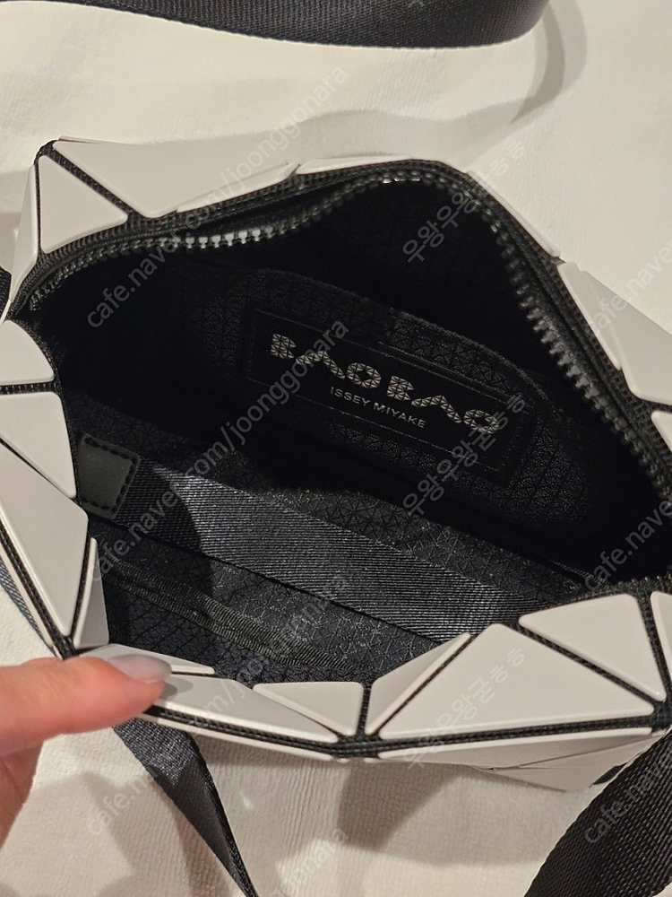 이세이미야케 바오바오 큐보이드크로스백 그레이베이지 이미지