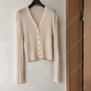 쥬크 23년 쥬크 ZOOC 골드 쥬얼리 단추 시스루 가디건 하객룩 출근룩