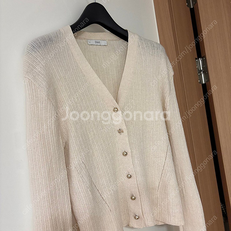 쥬크 23년 쥬크 ZOOC 골드 쥬얼리 단추 시스루 가디건 하객룩 출근룩--4