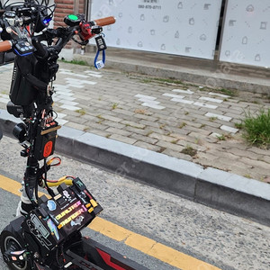 전동킥보드 전기자전거 전기오토바이 듀얼트론 스톰업 보조배터리 포함 72v 65a 팝니다.듀얼 모터 7600w 직거래만 대구