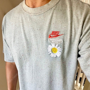 나이키 스포츠웨어 맥스 90 나이키 데이 데이지 티셔츠(DM6333-407)