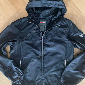 프라다(PRADA) 바람막이자켓(SGA466) 블랙색상 판매합니다.