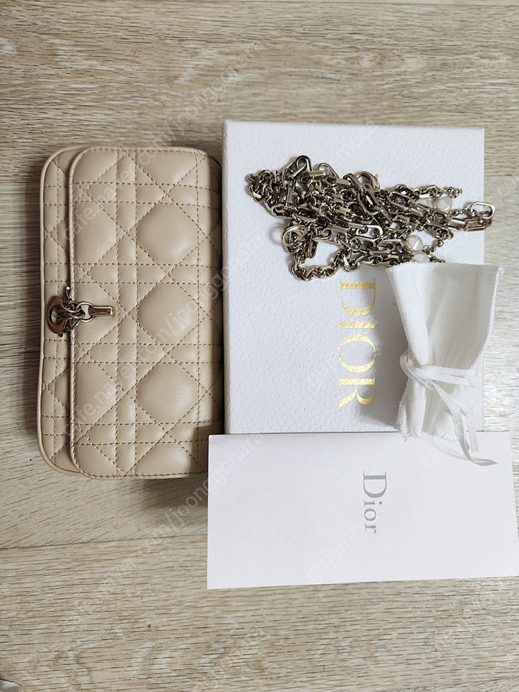 디올 레이디 폰 파우치 카라멜 베이지 까나쥬 램스킨 판매 합니다.--4