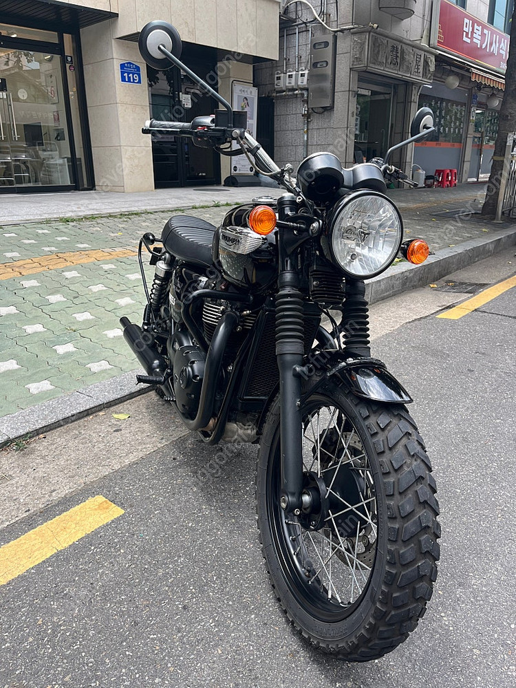 트라이엄프 본네빌 T100 이미지