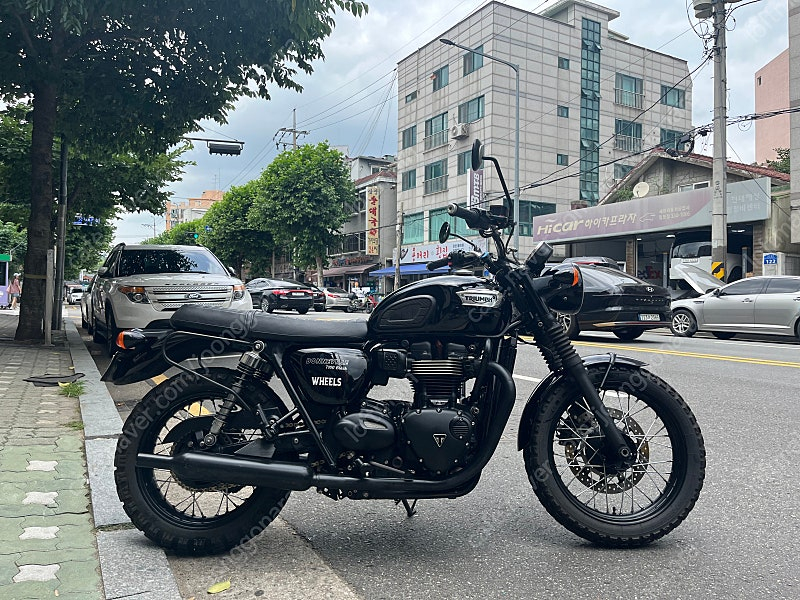 트라이엄프 본네빌 T100 이미지