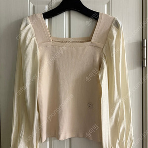 DEWL 소매배색 스퀘어넥 블라우스 L241KSK005(새상품)