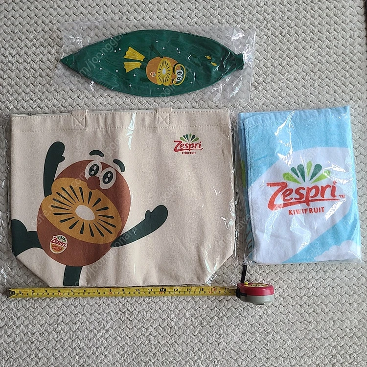 제스프리 키위 비치 가방, 비치 타월, 비치 볼 팝니다. 가방 사이즈45cm , 지퍼 달려 있어요타월 사이즈 큽니다... 이미지