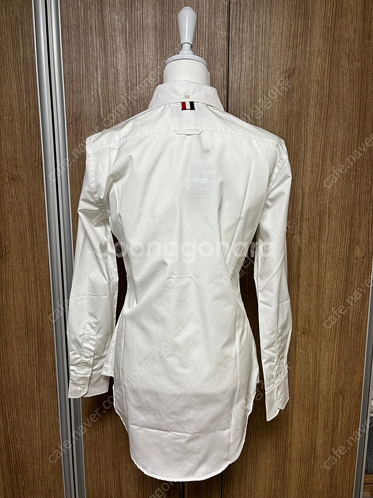 톰브라운 로고패치 여성 셔츠/블라우스 (화이트)--1