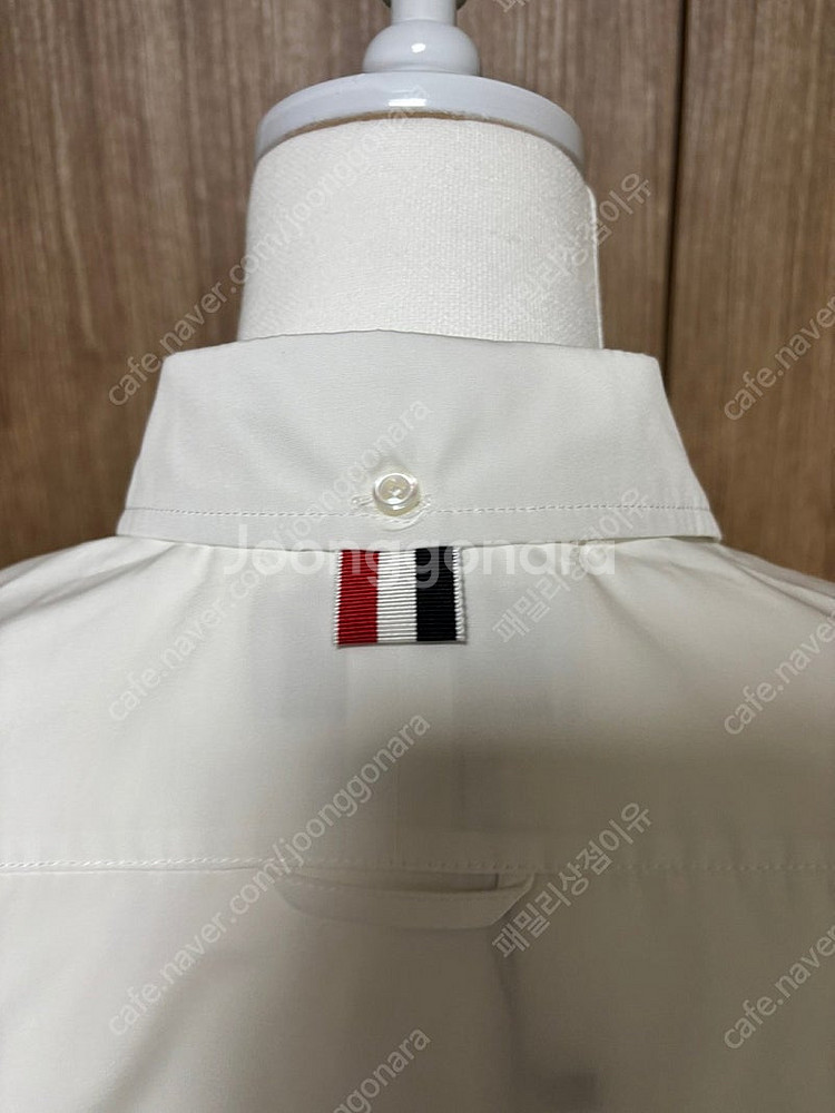 톰브라운 로고패치 여성 셔츠/블라우스 (화이트)--2