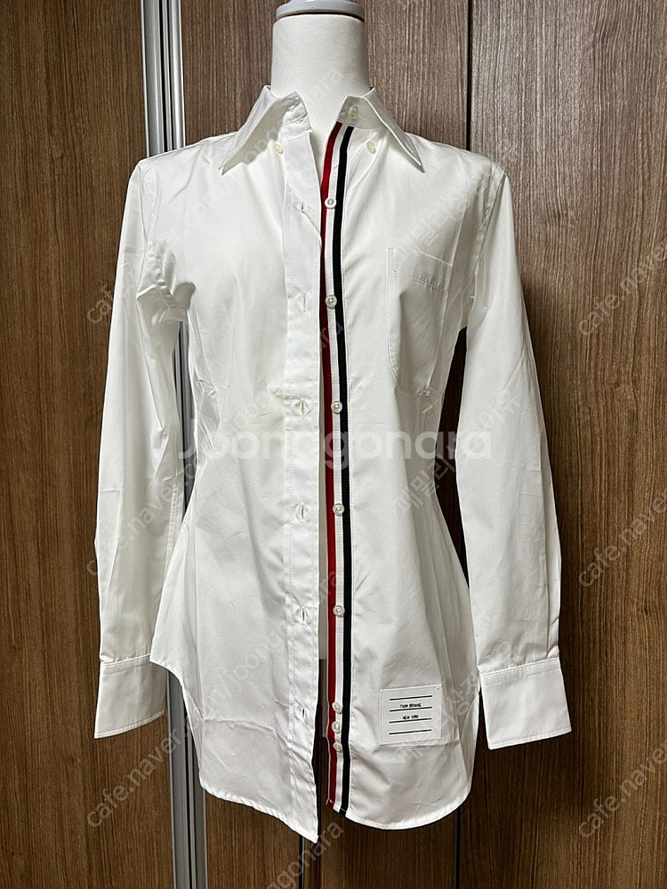 톰브라운 로고패치 여성 셔츠/블라우스 (화이트)--3