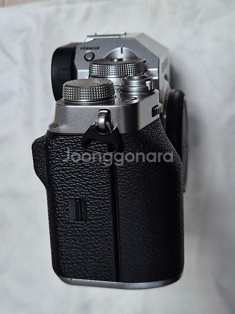 후지 x-T4 실버 바디와 구성품 판매합니다--4