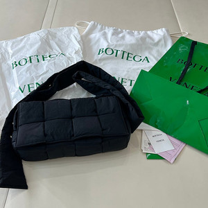 보테가베네타 패디드 테크 카세트 백