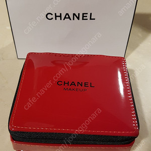 샤넬 레드사각 에나멜파우치