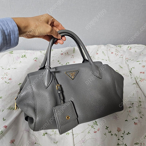 프라다 토트백 (어깨 끈 있음)