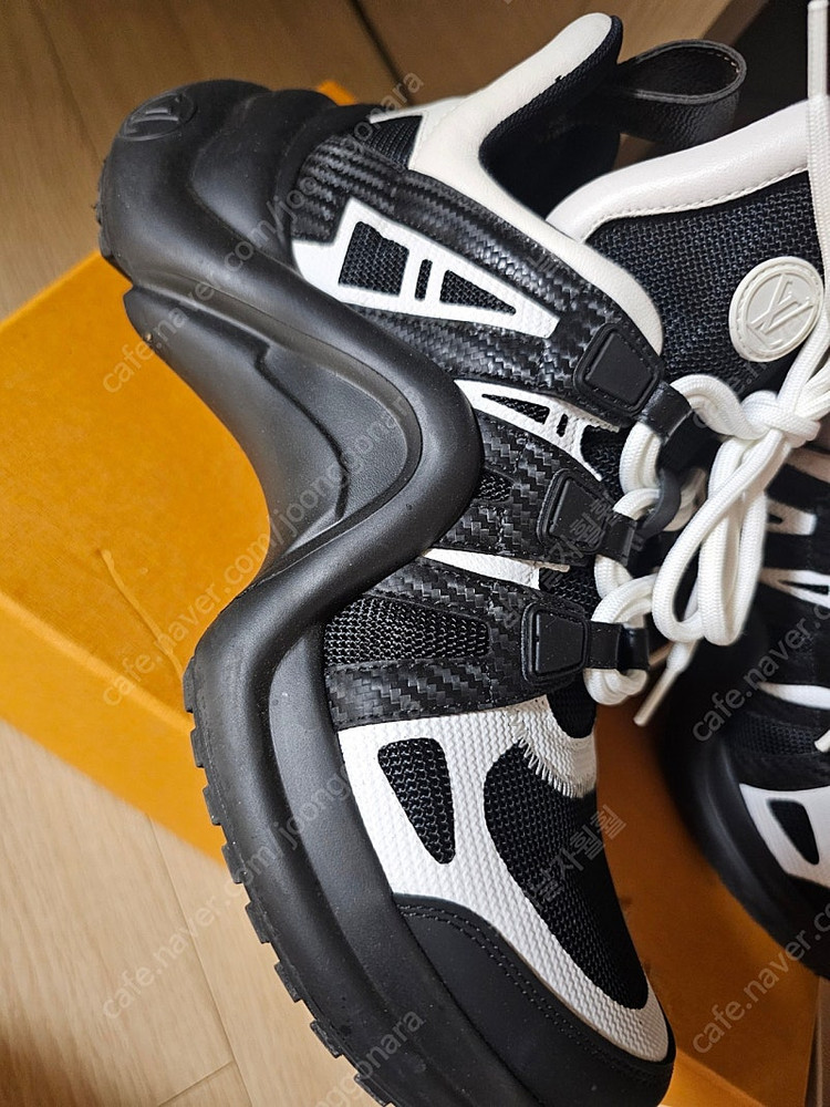 루이비통 아치라이트 이미지