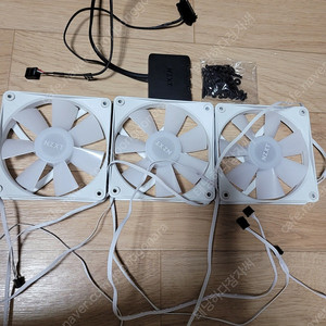 NZXT F120RGB CORE 화이트 쿨러 팝니다